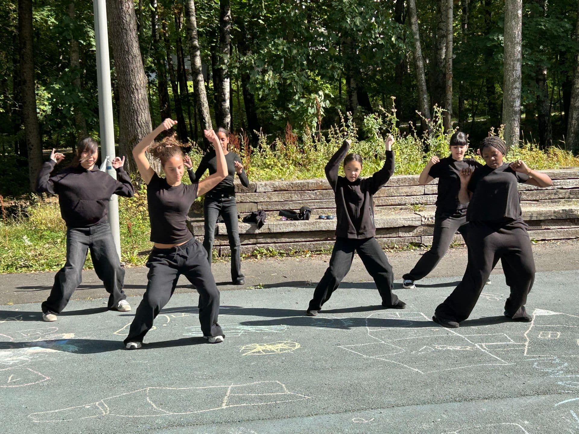Jenter danser
